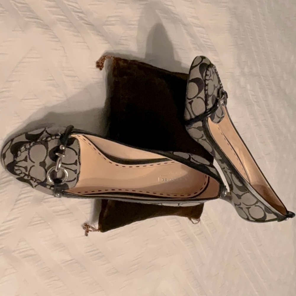 Coach pumps